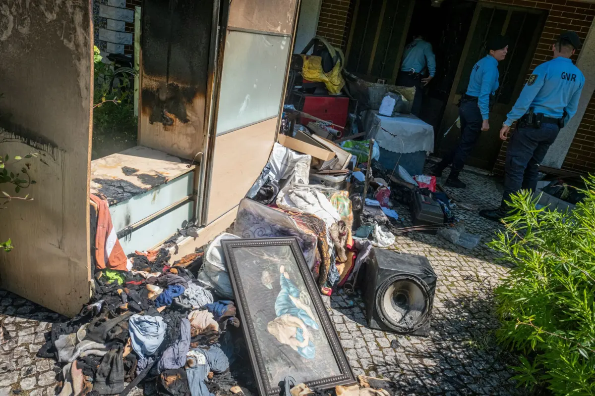 As chamas deflagram na garagem da moradia de Jair, de 58 anos, na quinta-feira à noite