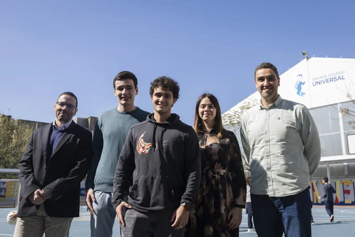 O diretor pedagógico Rui Brito com os alunos Joaquim Cunha e Harry Castaneda e os professores Joana Gomes e Nuno Maio