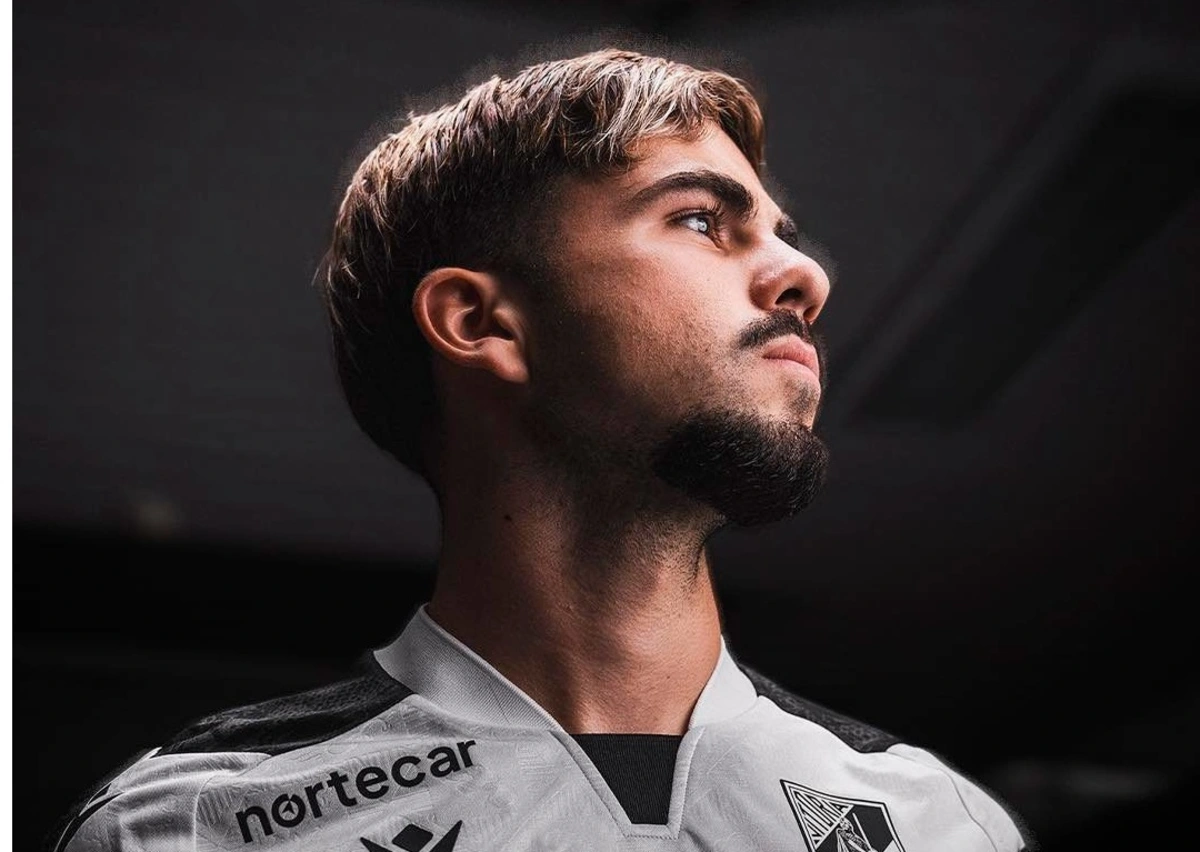 Tony Strata, de 20 anos, assinou por quatro épocas