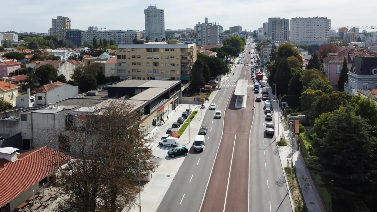 Corredor central da Avenida da Boavista, no Porto, construído para a circulação do metrobus