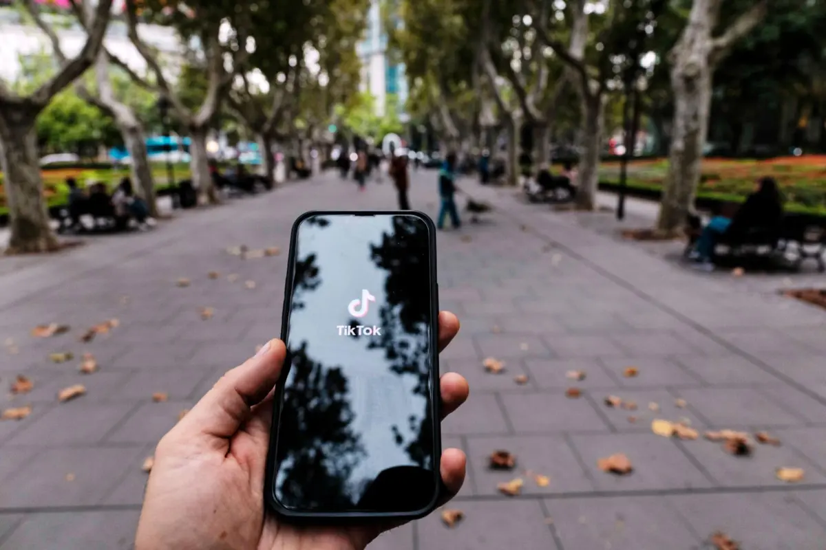 Imagem de contexto do artigo Mais de 21 mil portugueses entre os 170 mil signatários contra "design tóxico e viciante" do TikTok