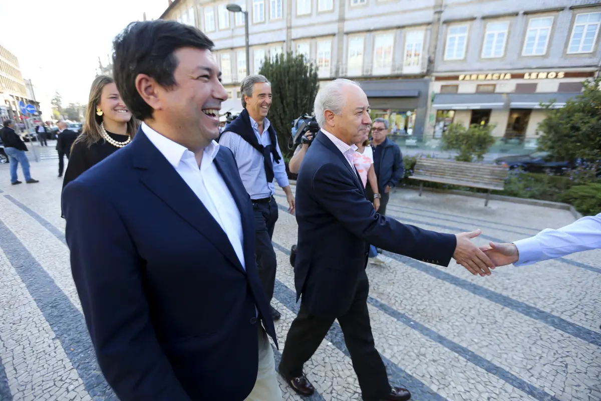 Álvaro Almeida, numa ação de campanha ao lado de Rui Rio, em 2017