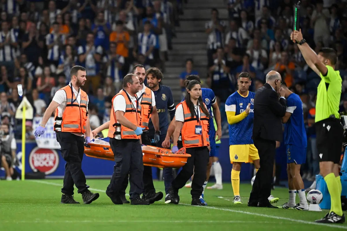 Lateral saiu de maca no jogo frente ao V. Guimarães