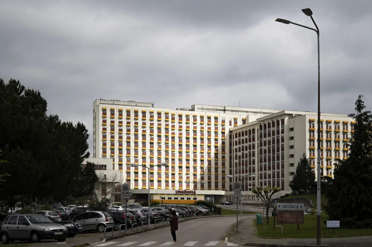 A mãe da criança continua internada no CHUC