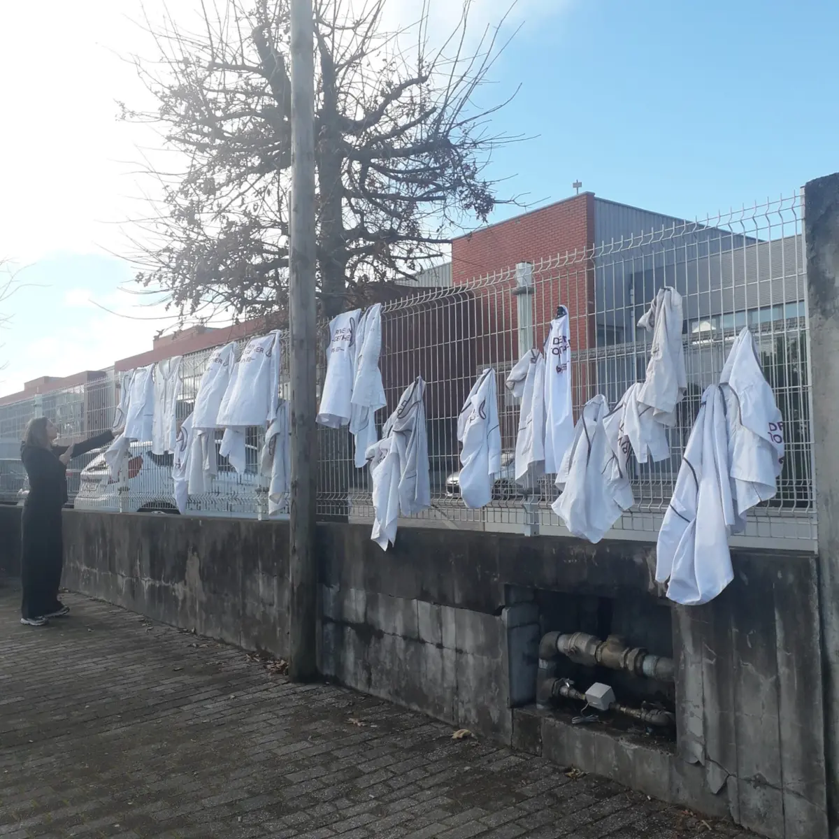 Trabalhadoras penduraram batas no gradeamento da fábrica