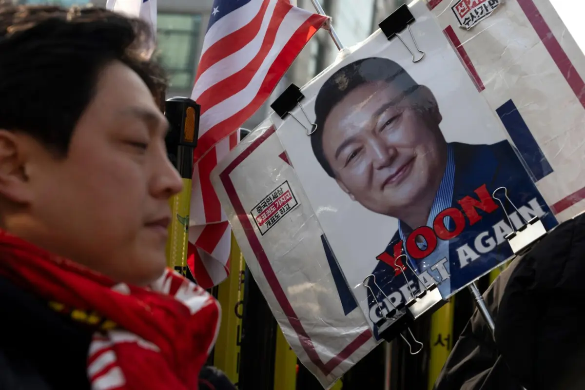 Apoiantes do ex-presidente manifestam-se à porta do tribunal