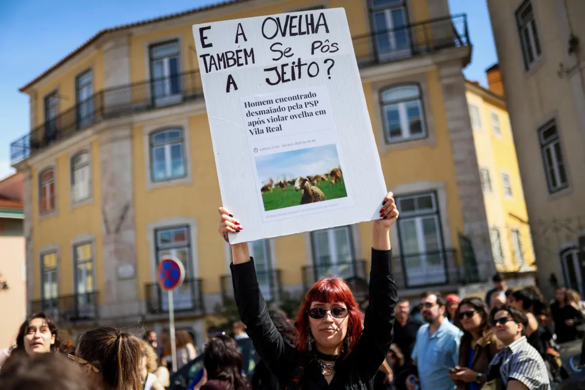 O protesto realiza-se em Lisboa em frente à Assembleia da República