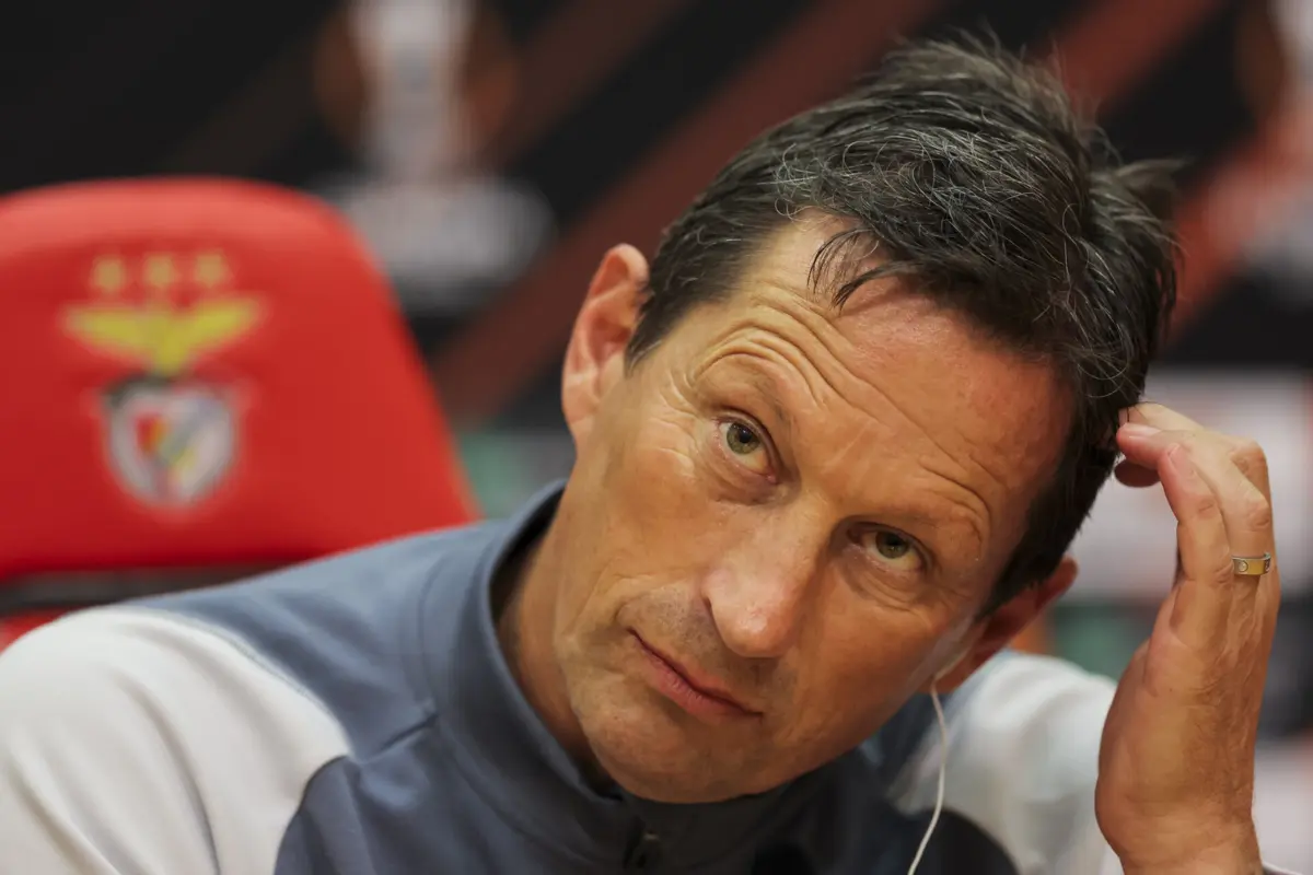 Schmidt aguarda por alternativas para o lado esquerdo da defesa