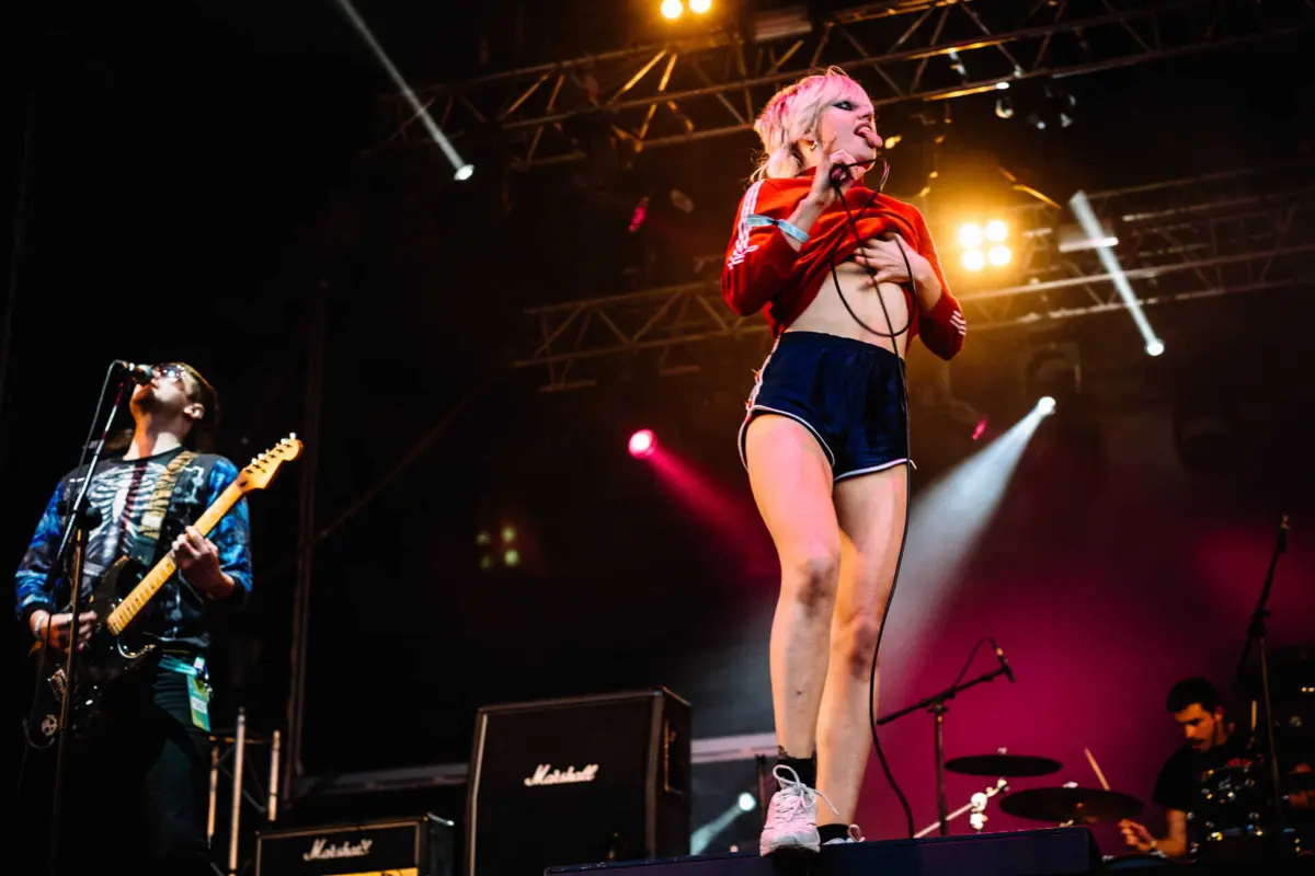 Amyl and The Sniffers: novo punk, é estridente, vem da Austrália, atinge-nos na cara uma estalada.