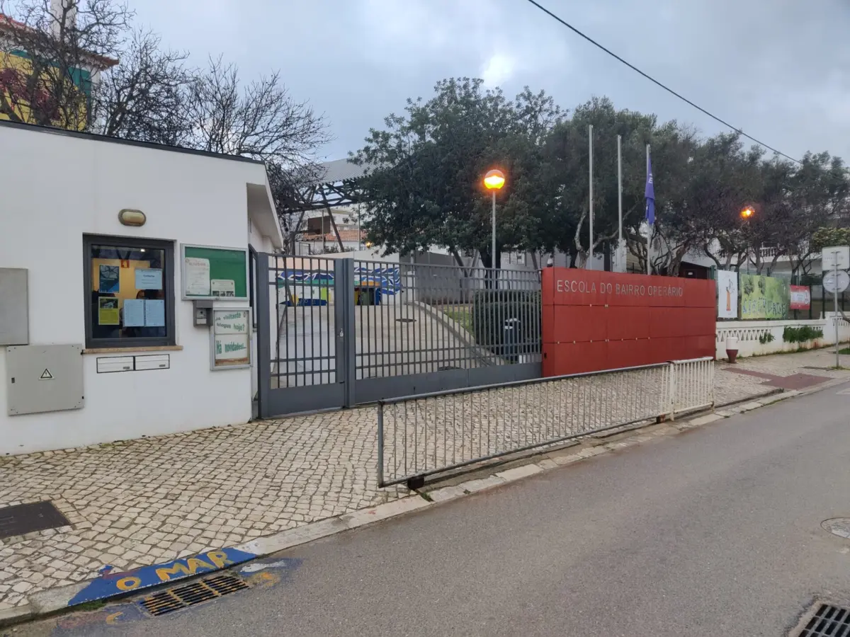 Os suspeitos invadiram a escola EB1 do Bairro Operário