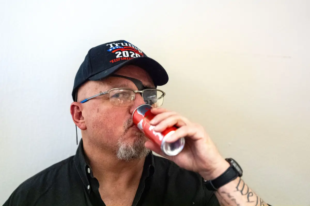 A decisão surge dois dias depois de Rhodes ter sido visto num dos edifícios do Congresso