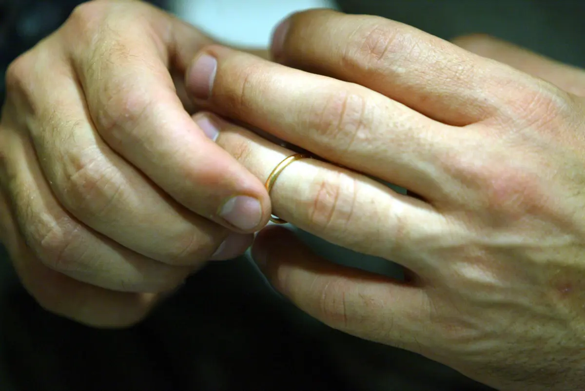 Mulher exigia ao ex-companheiro o dobro, por traições no casamento. Homem invocou incompetência dos tribunais nacionais para julgarem a ação