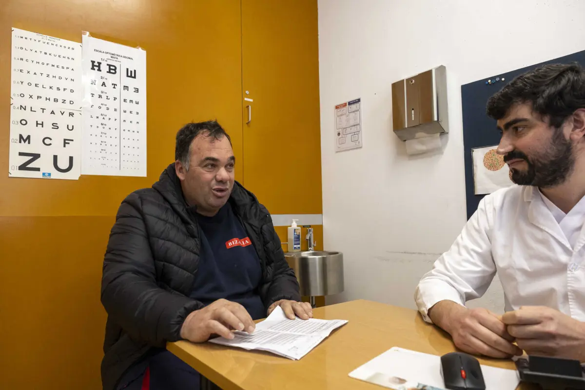 José João Santos no centro de saúde, onde foi atendido pelo médico Flávio Guimarães