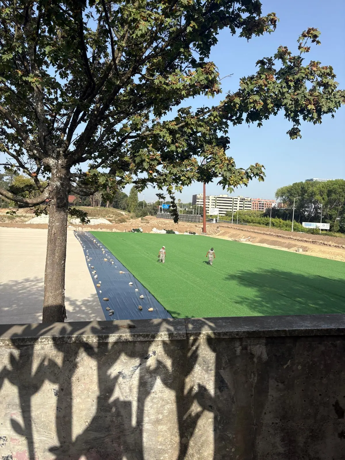 Relvado sintético está a ser colocado