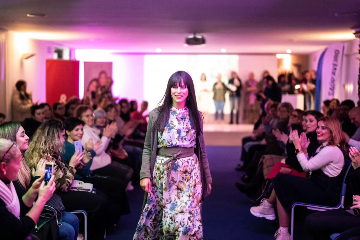 Com perucas, cabelos naturais ou lenços, todas as mulheres desfilaram confiantes