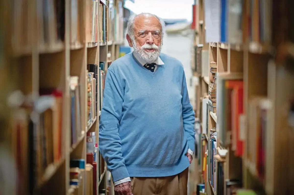 A poucos meses de completar 90 anos, José da Cruz Santos continua em plena atividade na livraria e editora Modo de Ler