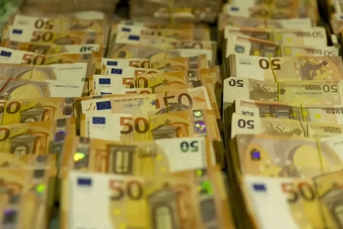 Imagem de contexto do artigo Burlão de Gaia comprou 60 carros com crédito de dois milhões de euros que nunca pagou