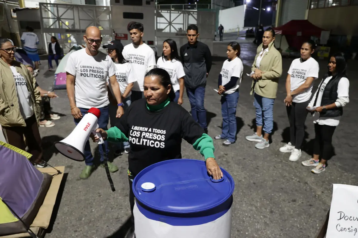 Familiares dos presos políticos fazem vigílias à porta das prisões