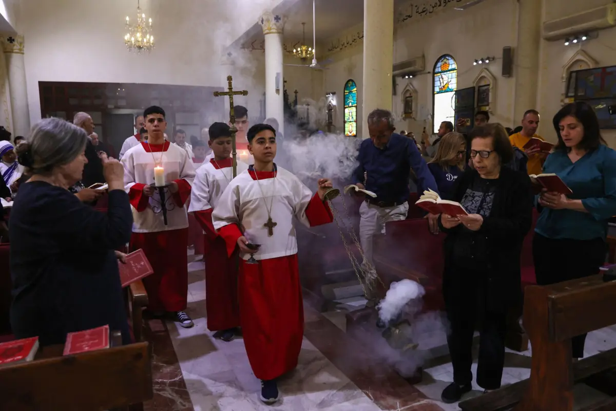 A paróquia de Gaza reuniu-se em oração pelo Papa Francisco e um retrato dele foi exposto na igreja