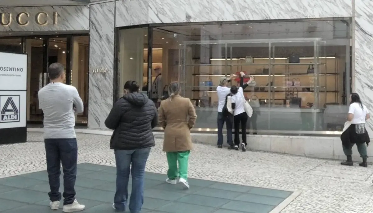 Ativistas climáticos partem montra de loja na Avenida da Liberdade