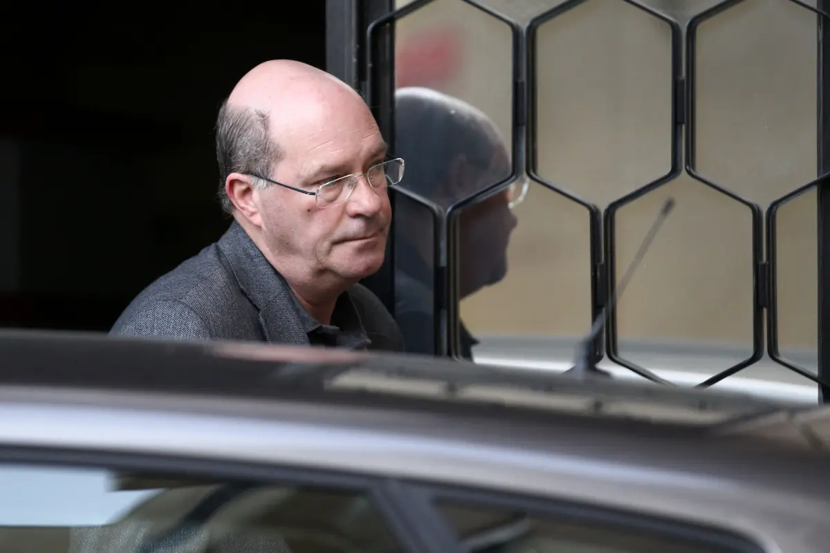 Vítor Sousa à saída da Polícia Judiciária de Braga, em 2016