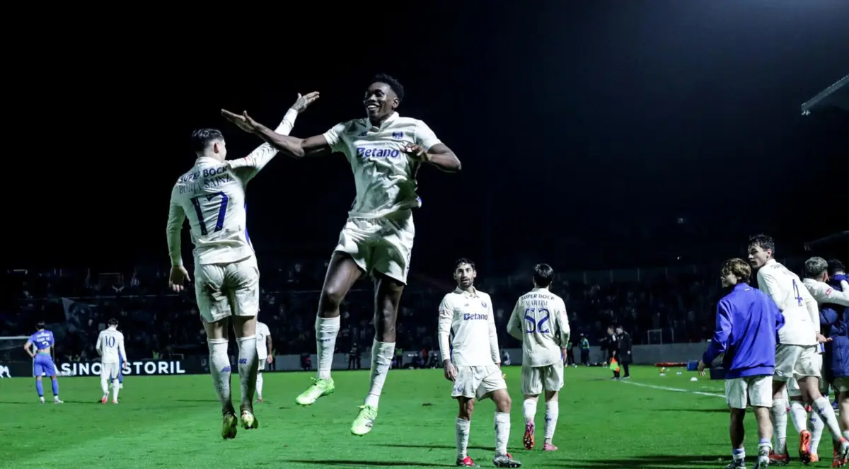 Borja Sainz festeja com Samu o brilhante golo que marcou em Alverca