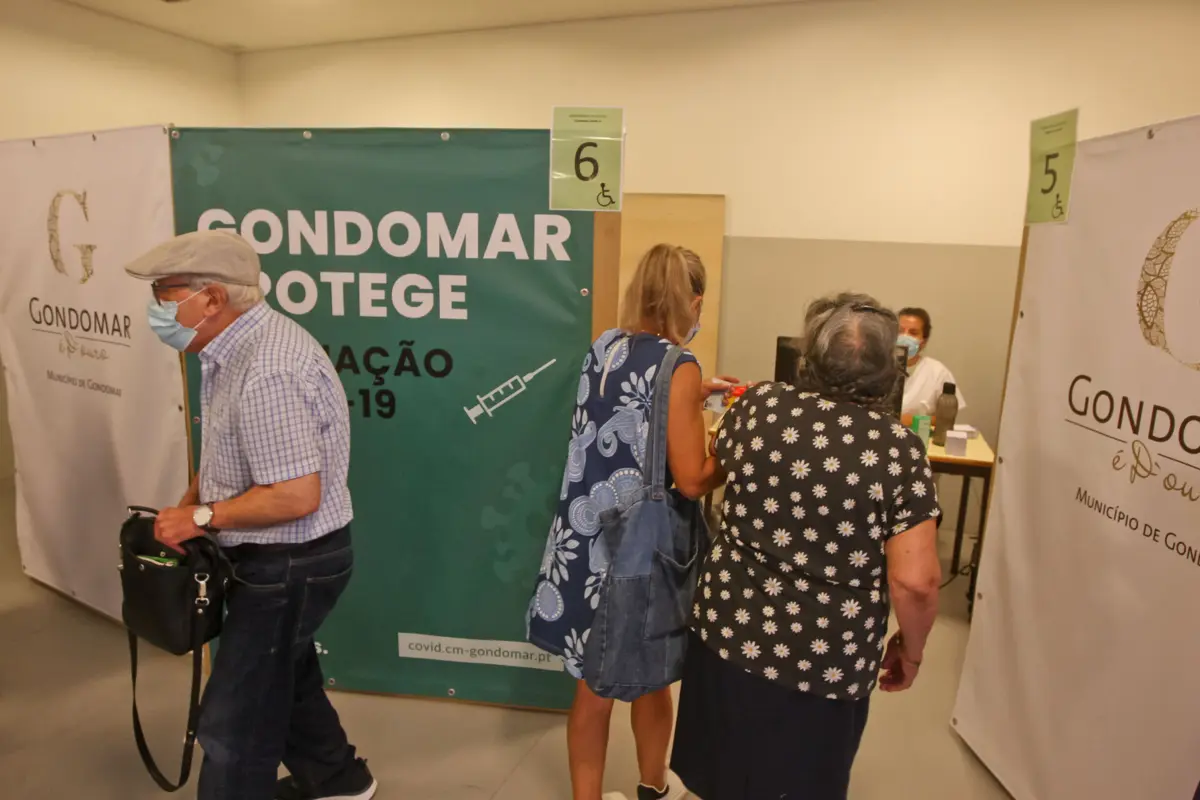 Vírus SARS-CoV-2 transformou-se, graças às vacinas e à sua evolução para variantes mais contagiosas, mas menos letais, para um agente patogénico comparável à gripe