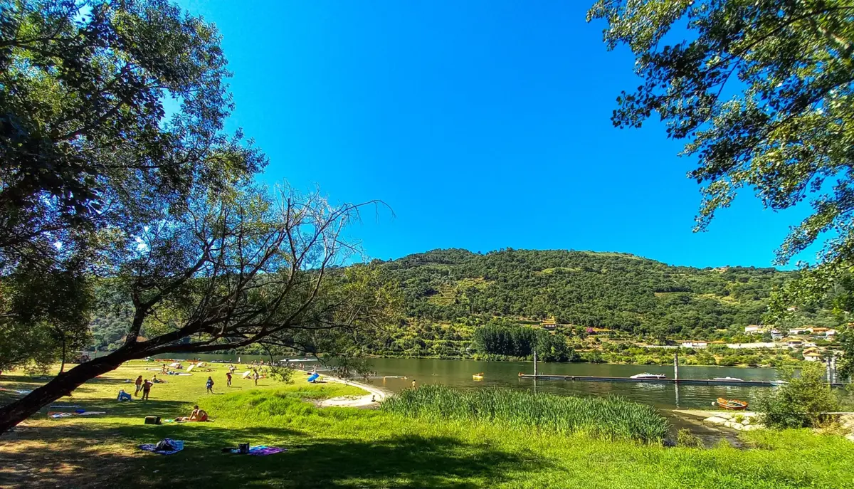 A praia fluvial não tem nadador-salvador