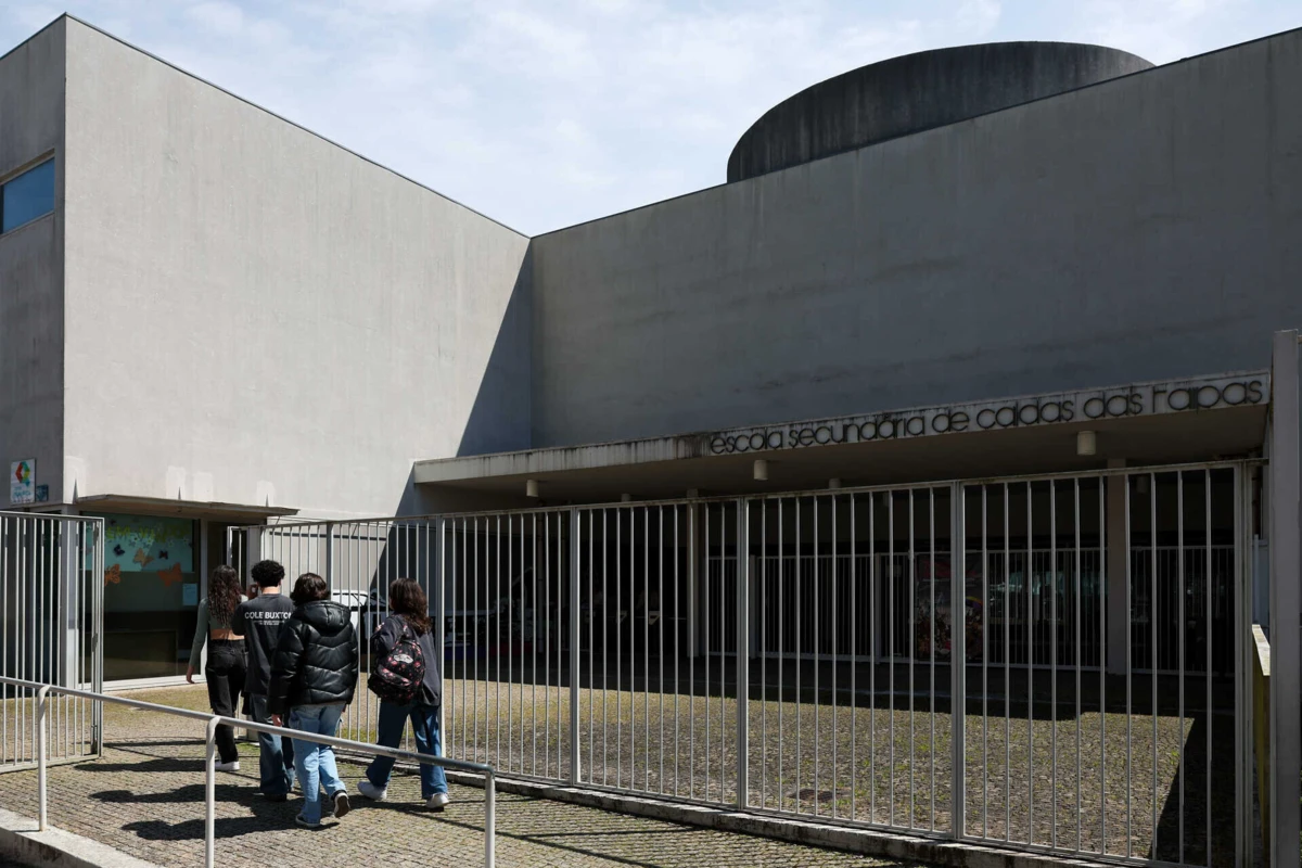 Secundária de Caldas das Taipas integra o projeto-piloto dos manuais digitais