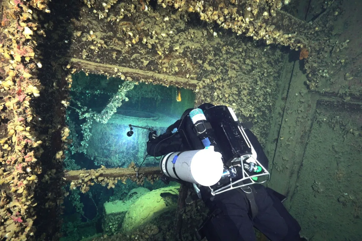 Mergulhadores recuperaram objeto de navio naufragado a 120 metros de profundidade
