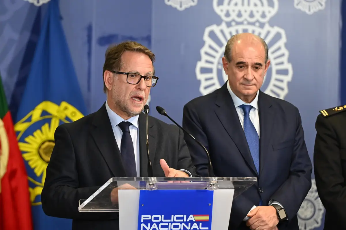 O diretor nacional da Polícia Judiciária (PJ), Luís Neves, acompanhado pelo diretor geral da Polícia Nacional Espanhola, Francisco Pardo Piquera