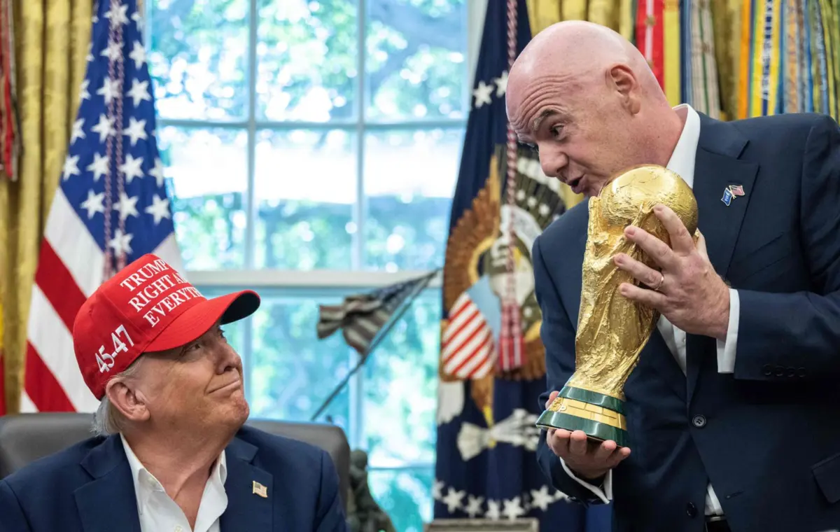 Presidente dos EUA, Donald Trump, e presidente da FIFA, Gianni Infantino, na Sala Oval da Casa Branca.