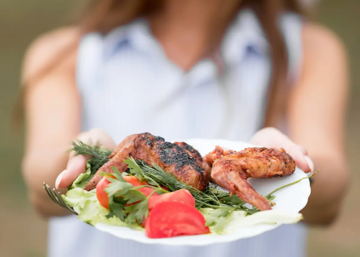 Imagem de contexto do artigo Andamos a comer o dobro do que devíamos. Há mais carne, peixe e ovos à mesa e menos horta e fruta