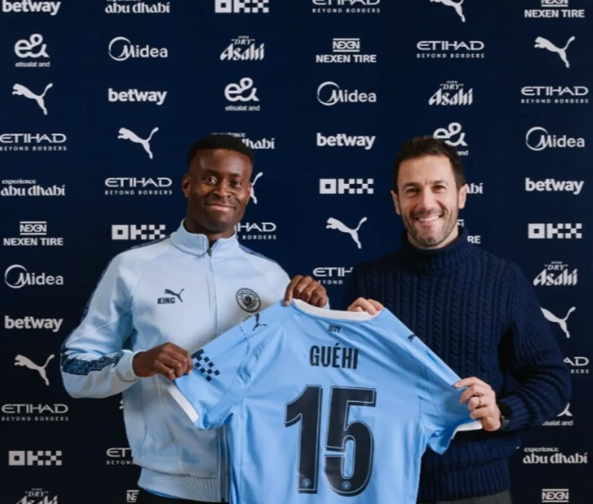 Guéhi ao lado do português Hugo Viana, diretor do futebol dos "citizens"