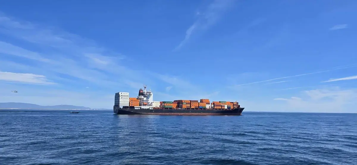 Navio está a ser dirigido para o Porto de Sines para ser alvo de buscas