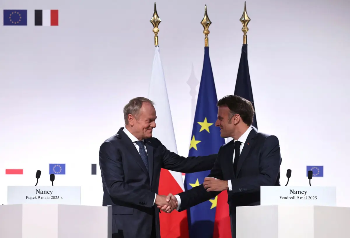 O primeiro-ministro polaco Donald Tusk com o presidente francês Emmanuel Macron