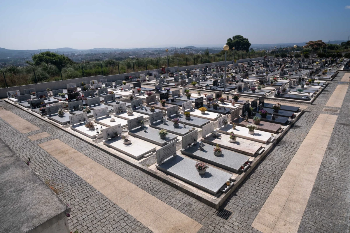 Tribunal diz que Câmara terá de retirar 1028 mortos de cemitério