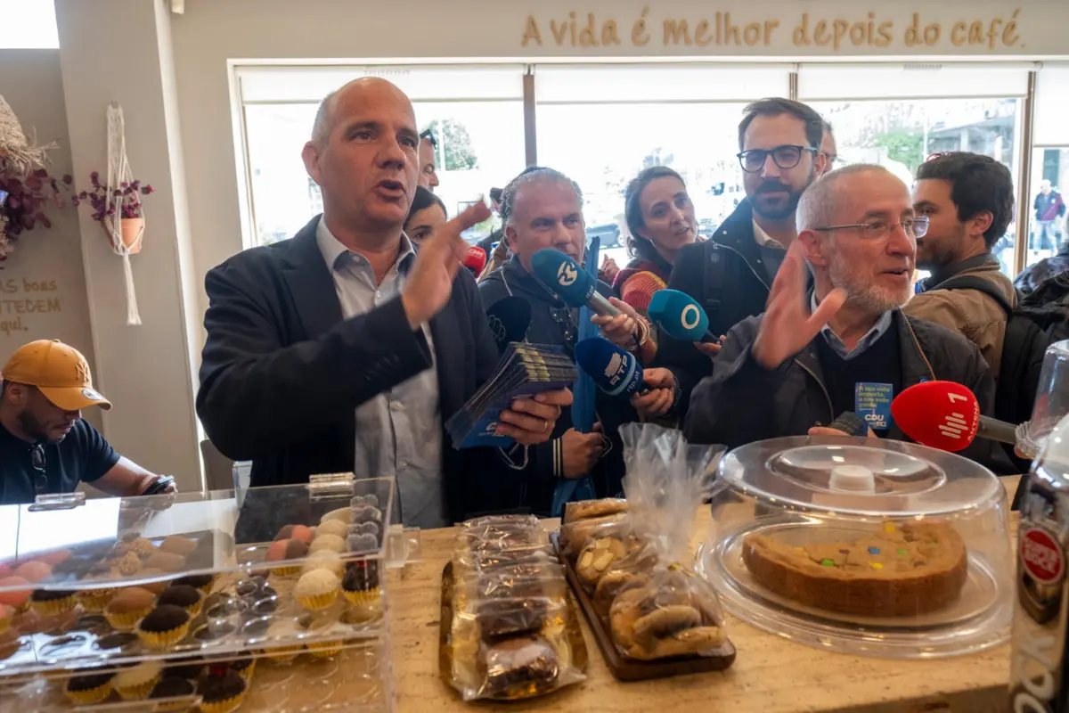 Paulo Raimundo em campanha eleitoral pelas ruas de Matosinhos