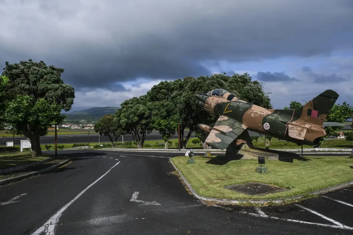 Portugal e os Estados Unidos possuem um Acordo Bilateral de Defesa e Cooperação que permite aos norte-americanos usufruírem de facilidades militares na Base das Lajes, onde trabalha um efetivo civil português