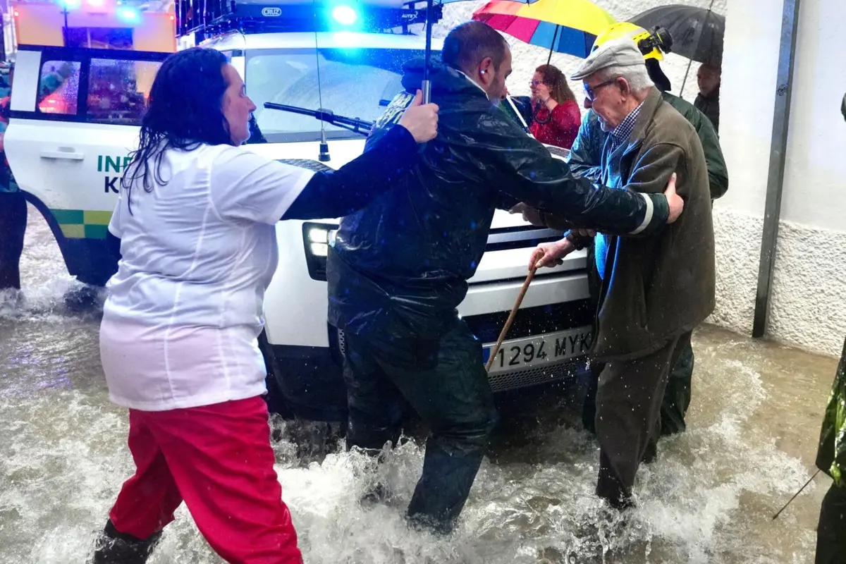 Cidadãos ajudam um idoso após as fortes chuvas em Grazalema, Cádis, Andaluzia