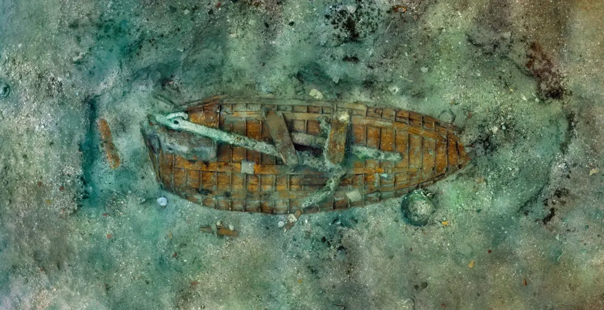 O barco "teria uma cabine luxuosamente decorada e parece ter sido impulsionado exclusivamente por remos"