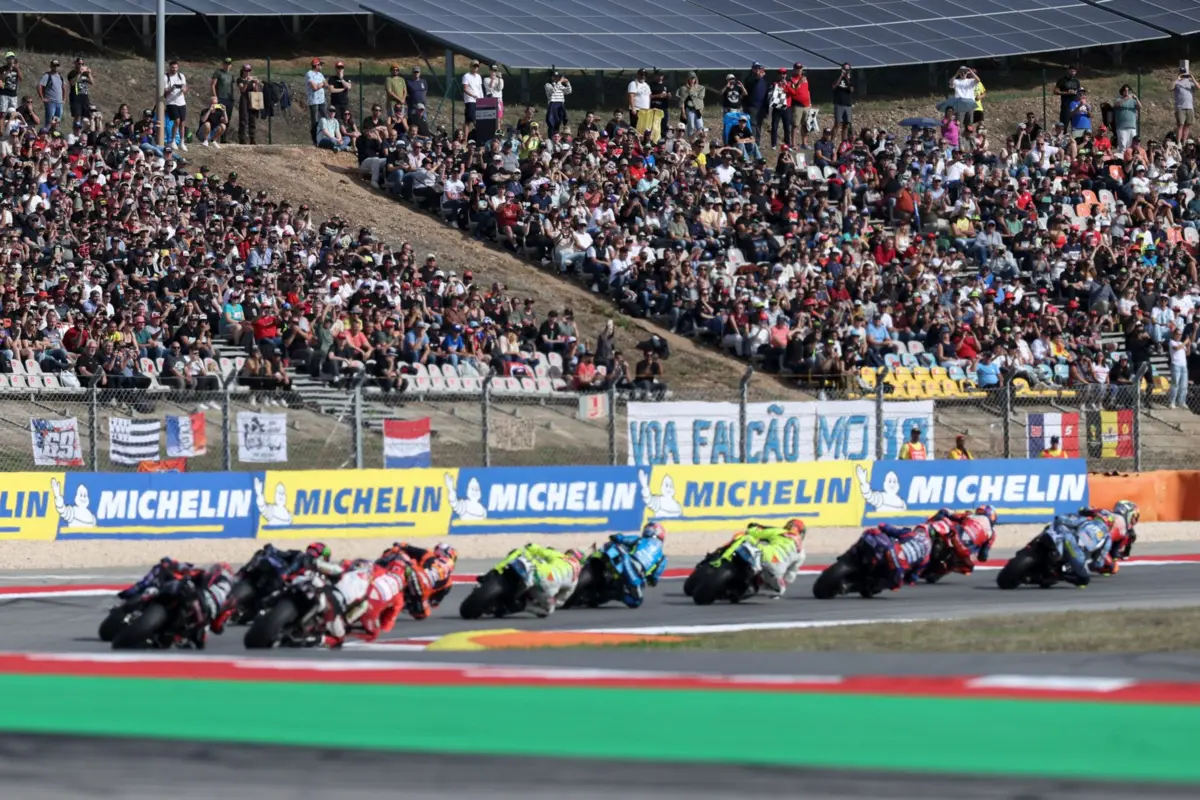 epa12514255 Riders compete in the MotoGP race of the Motorcycling Grand Prix of Portugal, at the Algarve International Circuit in Portimao, Portugal, 09 November 2025. EPA/JOSE SENA GOULAO
