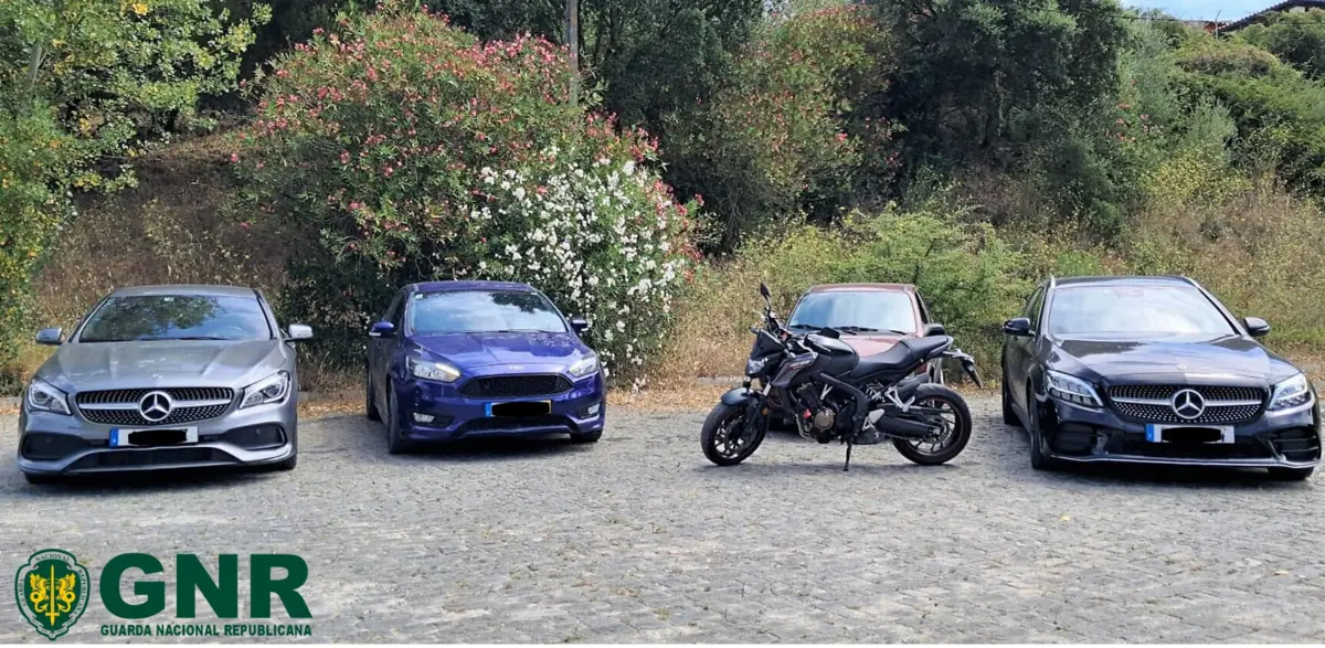 Além do dinheiro, foram apreendidos seis carros e uma mota, entre outros bens