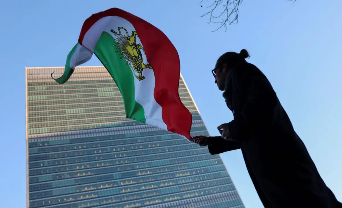 Manifestante iraniano junto ao edifício das Nações Unidas, em Nova Iorque