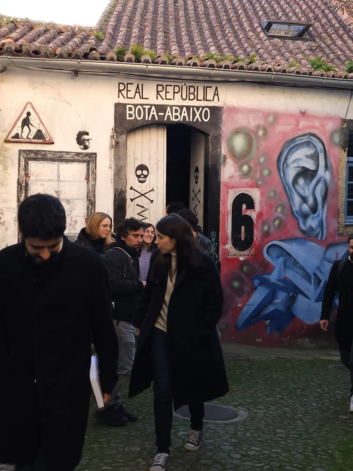 Mariana Mortágua à saída da República do Bota Abaixo, em Coimbra