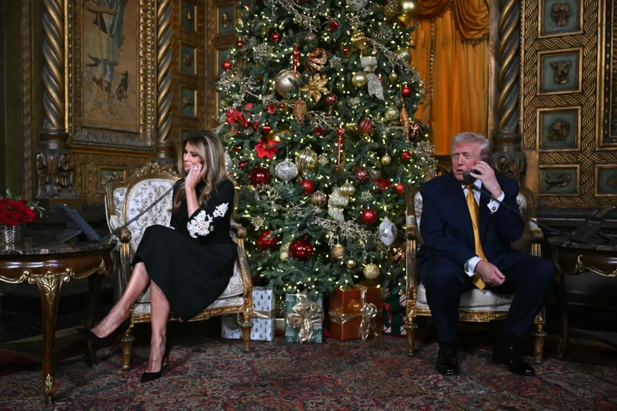 Donald e Melania Trump a falar com crianças na véspera de Natal