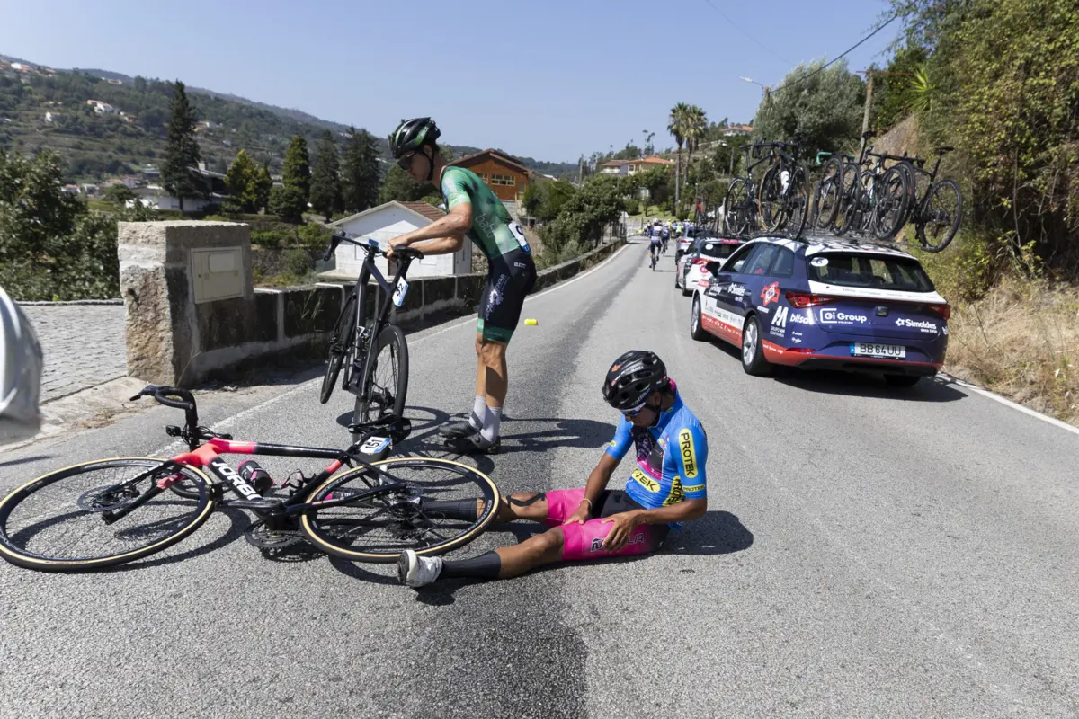 Imagem de contexto do artigo Da fuga ao imprevisto que parou o pelotão: As imagens da 3.ª etapa do Grande Prémio JN