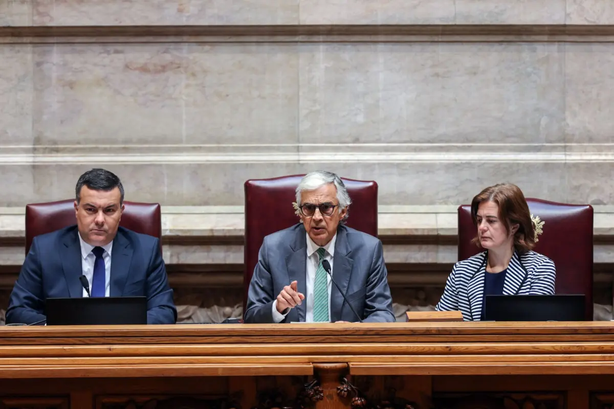 Para o presidente da Assembleia da República, "devem ser os grupos parlamentares a ter o impulso de fazer a revisão"