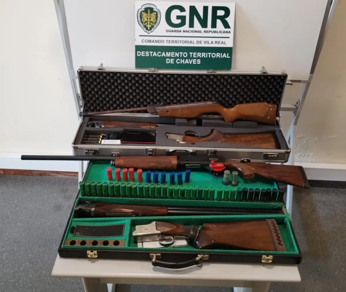 Suspeito de violência doméstica tinha armas e munições em casa