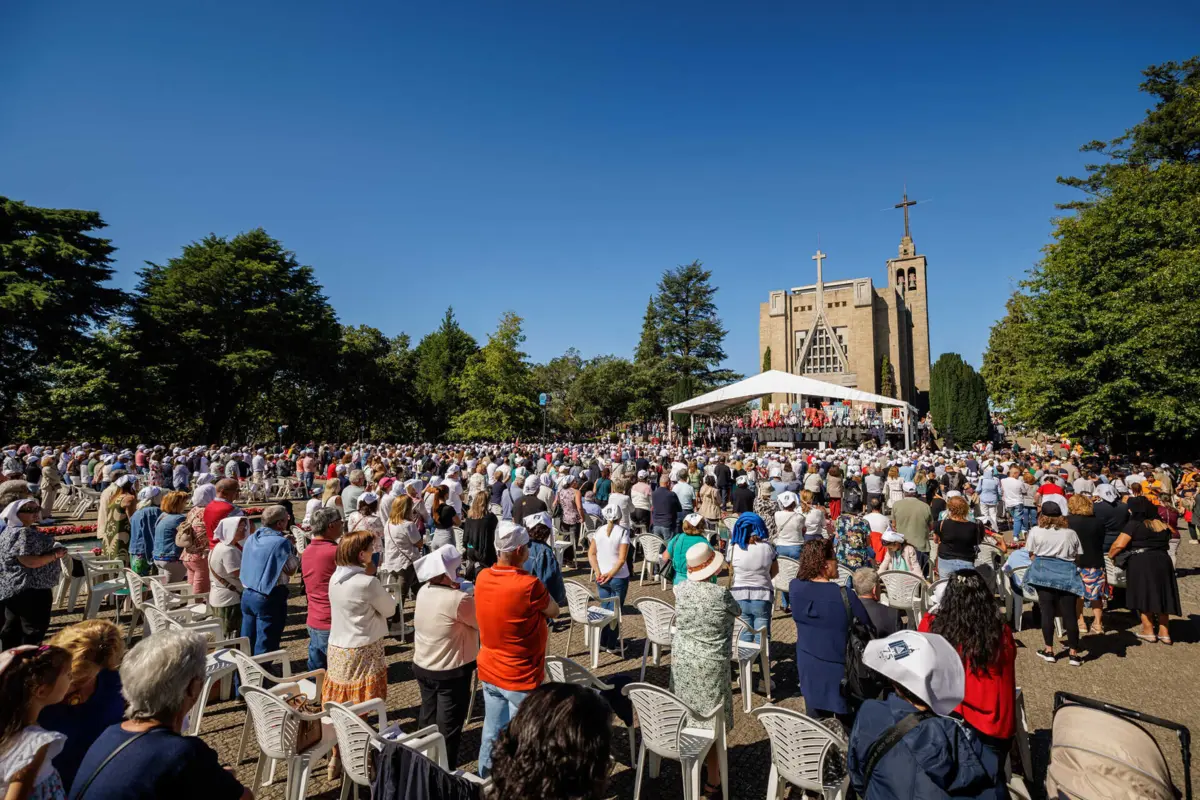 O terreiro do Santuário da Penha foi pequeno para o mar de gente que este ano participou na missa campal